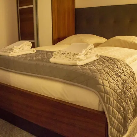 Bluestone Boarding Apartmanhotel 4*